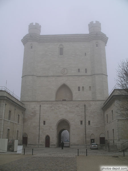 photo de Tour du village, porte d'entrée principale et seule des 7 tours érasées par Napoléon ayant conservé sa hauteur d'origine de 42 mètres