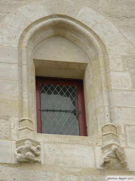photo de fenêtre en ogive sur donjon