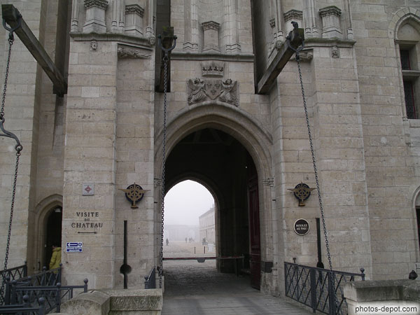 photo de Tour du village et pont levis surmonté du blason aux trois fleurs de Lys, signe qu'on est dans un château des rois de France