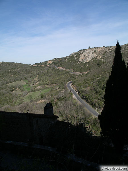 photo de route d'accès au village serpente dans la montagne