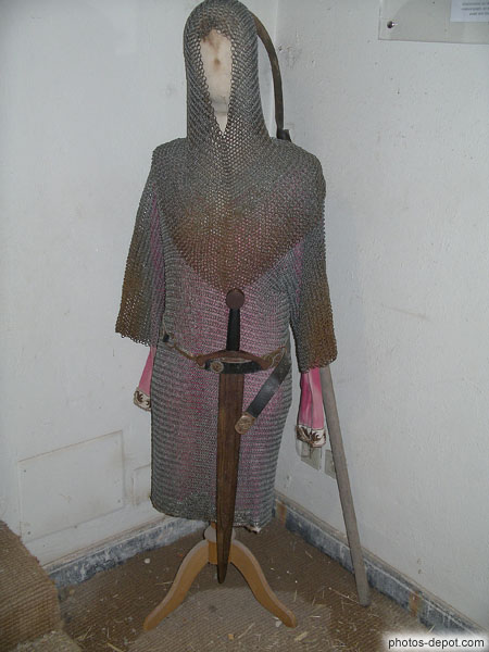 photo de épée et cote de maille, garde du chateau des Besalu