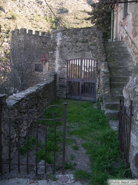photo d'entrée privée et escalier, village médiéval
