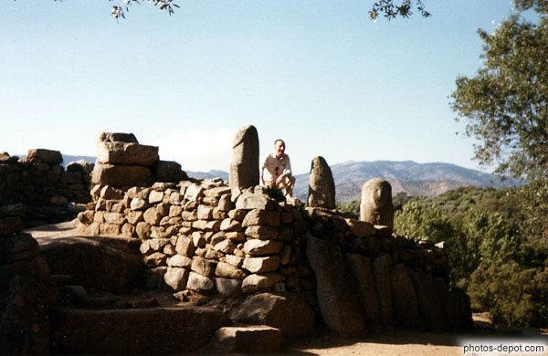 photo de ruines et menhirs à Filitosa