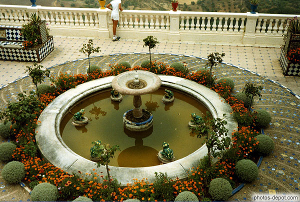 photo de fontaine installée sur terrasse