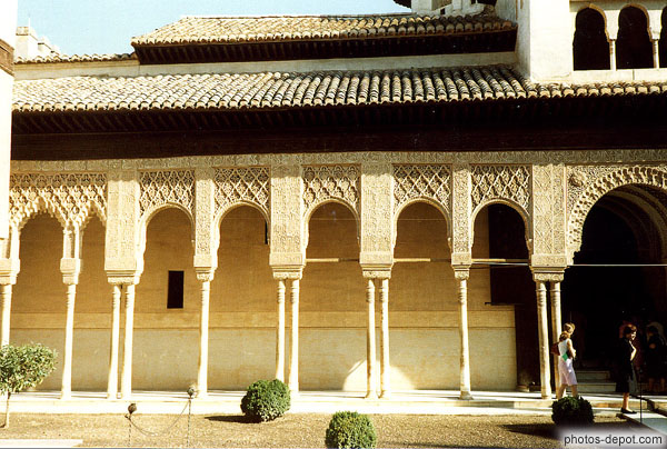 photo de colonnes et arches, frise de pierres de l'Alhambra