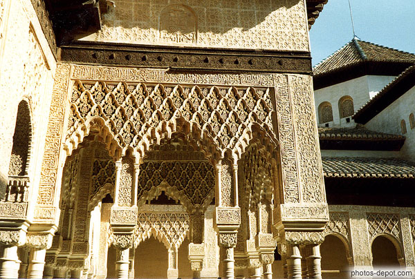 photo de cour des lions, Alhambra. Détail pierre sculptée et arabesques