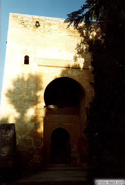 photo de La Tour de la Justice (Torre de la Justicia) construite par Yusuf I entrée principale de l'Alhambra, XIVe