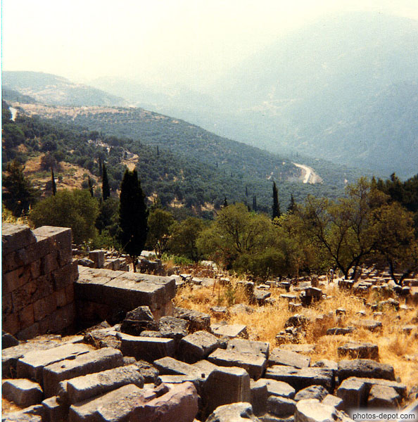 photo de ruines du temple devant la vallée