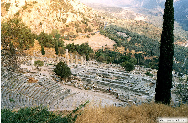 photo de ruines du temple face à la vallée