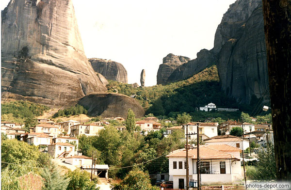 photo de village au milieu d'imposants rochers des mÃ©tÃ©ores