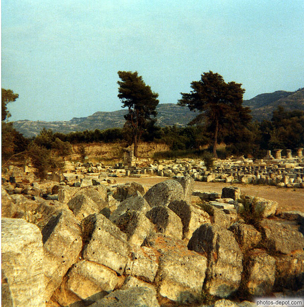 photo de Tambours de colonnes du grand temple de Zeus renversÃ©s par un tremblement de terre au VI e siÃ¨cle ap JC