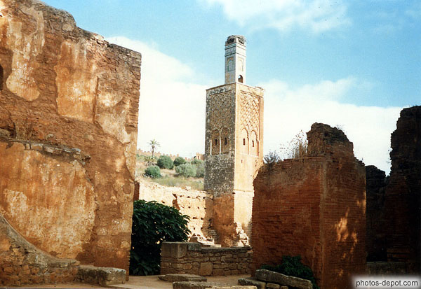 photo de Minaret au milieu des murs en ruines