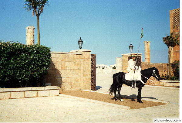 photo de Garde à cheval aux portes de la ville