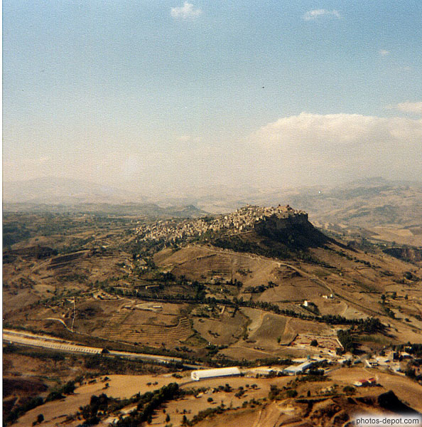 photo de village fortifiÃ© sur la colline