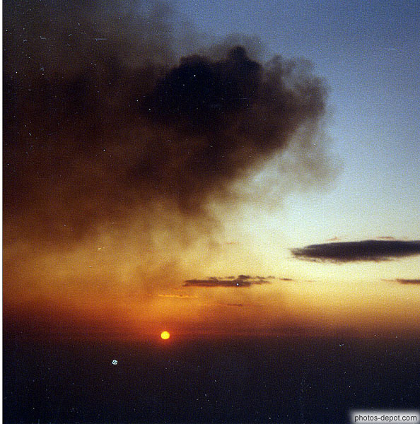 photo de soleil à travers la fumée du volcan