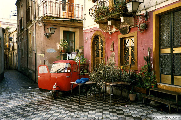 photo de Typique pizzeria et mini-camionette rouge
