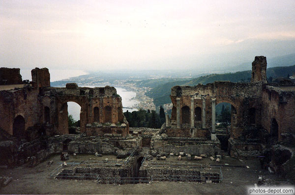 photo de ruines du temple grec se découpant sur la baie et la mer