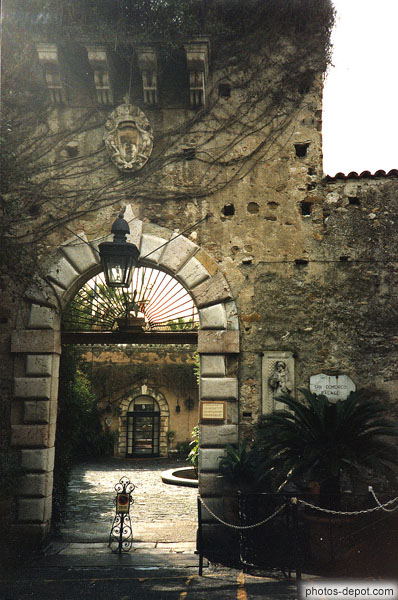 photo de Belle entrée du San Domenico Palace Hotel, build 1430