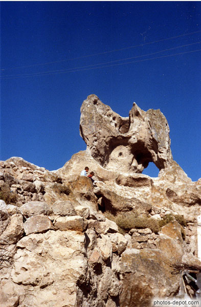 photo de curieuses formes creusées par le vent dans les rochers de tuf