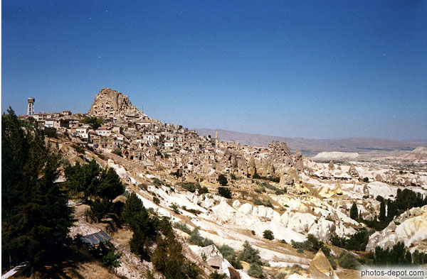 photo de village et rochers de tuf