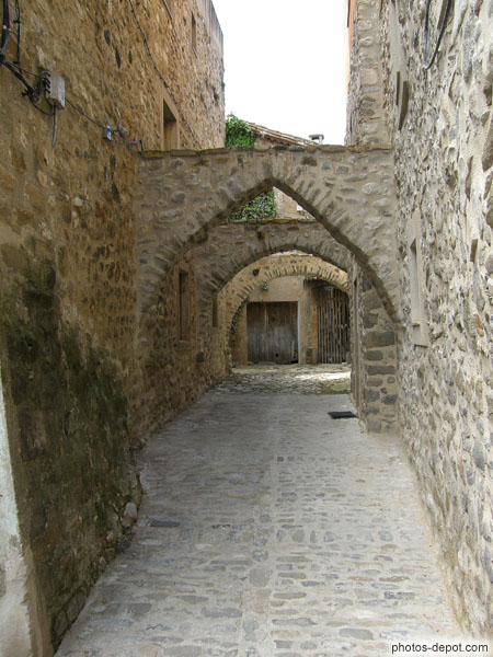 photo de 3 arches de pierre dans vieille rue pavée