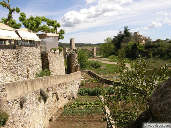 photo de jardins le long des remparts et pont