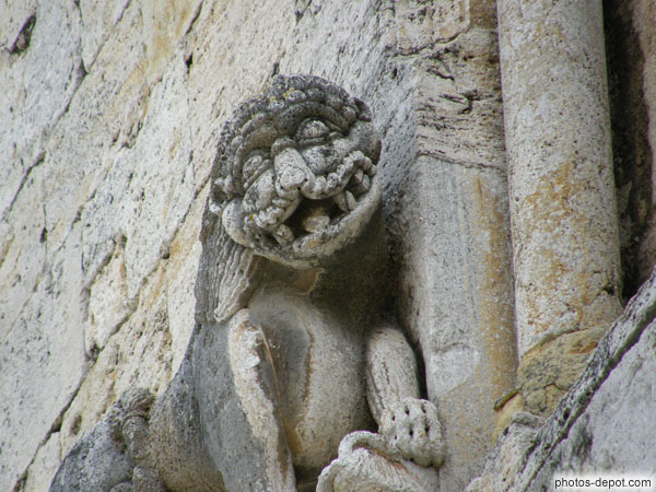 photo de tête d'animal fantastique médiéval ornant l'Eglise du Monastère Sant Pere
