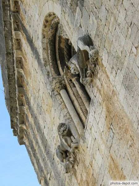 photo de fenêtre entourée de deux monstres, Eglise du Monastère Sant Pere