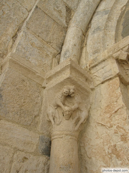 photo d'Un des 4 chapiteaux aux figures zoomorphes, Hopital San Julia