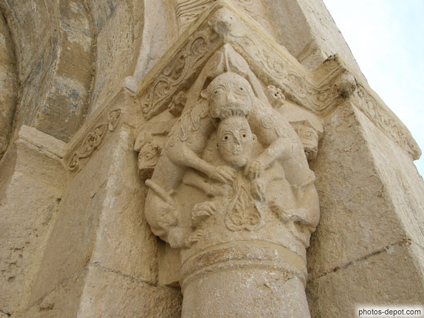 photo de chapiteau aux figures zoomorphes,  portail à 6 archivoltes de l'Hopital San Julia