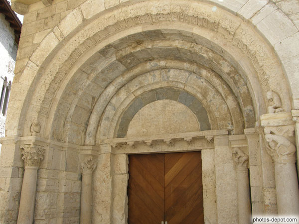photo d'Hopital San Julia, XIIe portail à 6 archivoltes et 4 chapiteaux aux figures zoomorphes