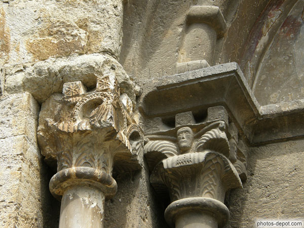photo de détail chapiteaux portail église Sant Vicenc