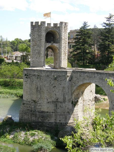 photo de Tour du pont fortifié de 30 m de haut servant de péage au moyen âge