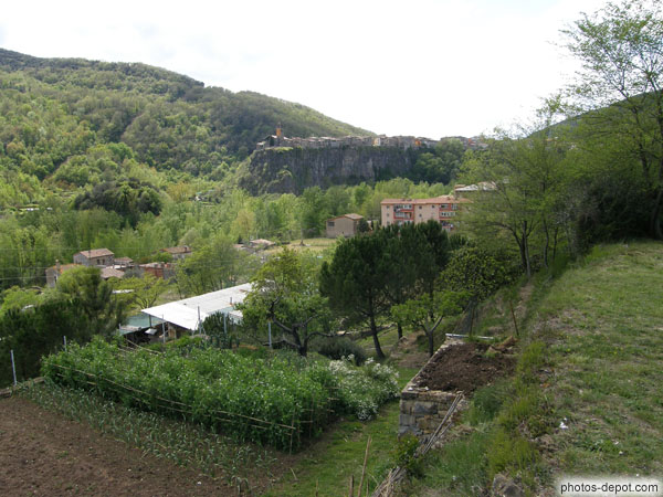photo de Castellfolit de la Roca, village perché sur une coulée de lave