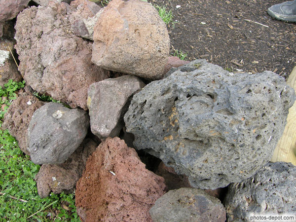 photo de pierres de lave sur le volcan