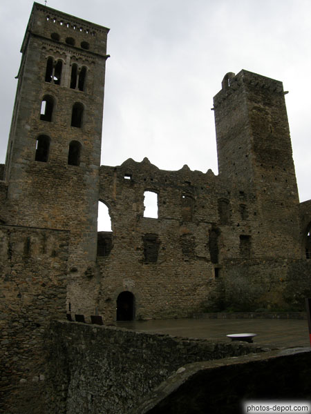 photo de Le monastère est en réfection, certains murs sont encore en ruines...