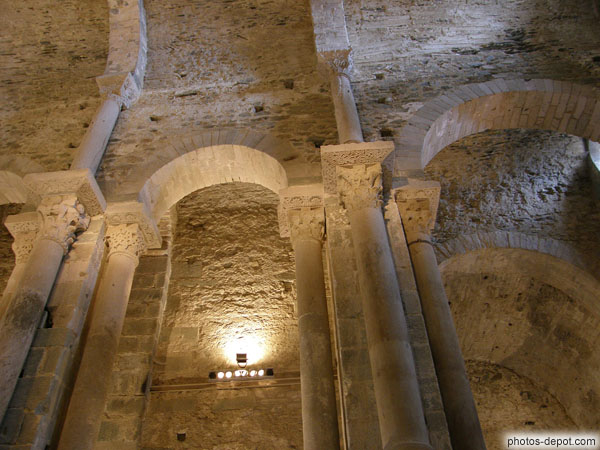 photo de Chapiteaux des colonnes de la nef de style corynthien et des arcs formerets à entrelacs