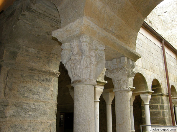 photo de chapiteaux sculptés du Cloître