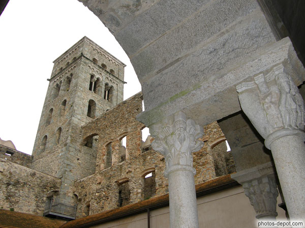 photo de chapiteaux sculptés du Cloître et tour clocher