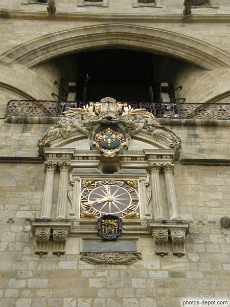 photo d'horloge et blason royal aux trois fleurs de lys, tour St Eloi