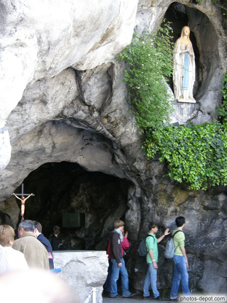 photo de grotte de Massabielle ou apparut la vierge en 1858