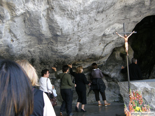photo de grotte de Massabielle, le rocher est lissé par les millions de mains qui l'ont touché...