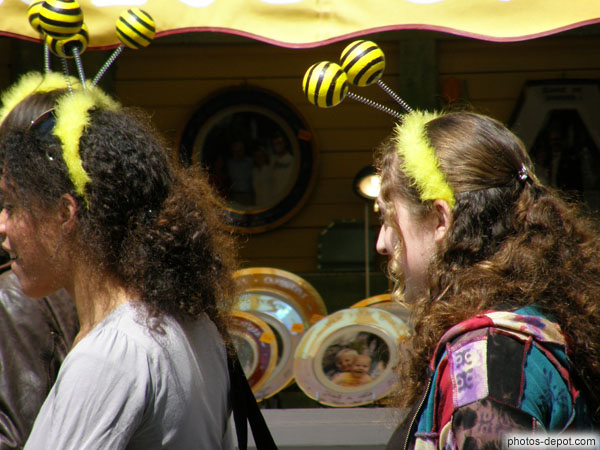 photo de filles portant antennes d'abeilles