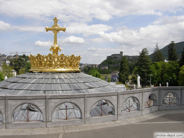 photo de croix et couronne surmontant le dôme de la basilique