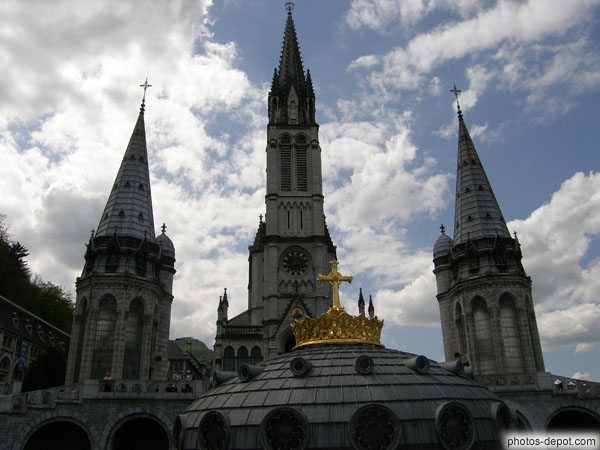 photo de trois tours de la Basilique supérieure