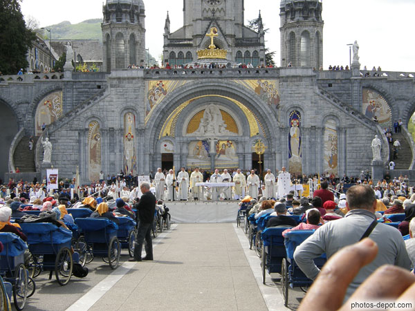 photo de la messe à Lourdes