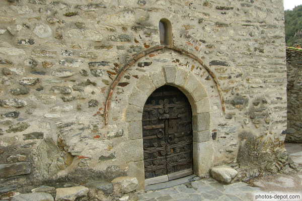 photo de portail de l'église à la porte aux pentures romanes catalanes