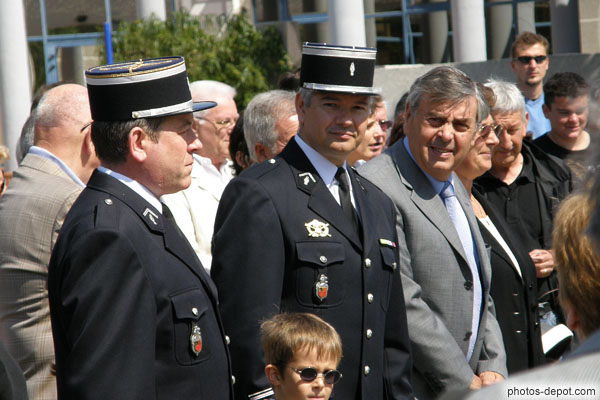 photo de maire et gendarmes lors de la cérémonie du 11 novembre