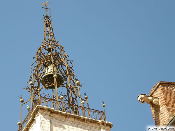 photo de fer forgé au sommet du clocher de la cathédrale
