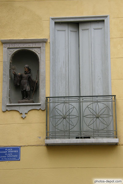 photo de statue de Saint franÃ§ois de Paule dans une niche du mur peint et fÃªnetre Ã  balconet